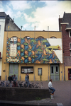 858838 Gezicht op de voorgevel van Theater Kikker (Ganzenmarkt 14) te Utrecht, met een geveldoek vervaardigd door Ruben ...